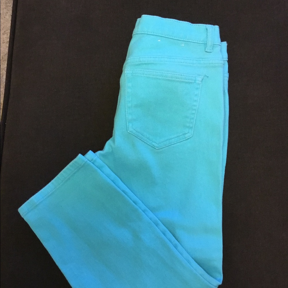 Women’s blue cropped jeans